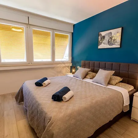 Sunny & Luxury Near City Center Apartment