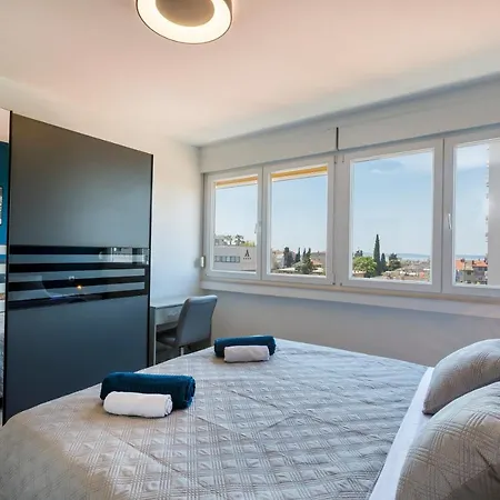 Sunny & Luxury Near City Center Apartment