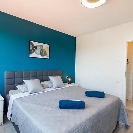 Sunny & Luxury Near City Center Apartment Split