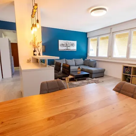 Sunny & Luxury Near City Center Apartment *